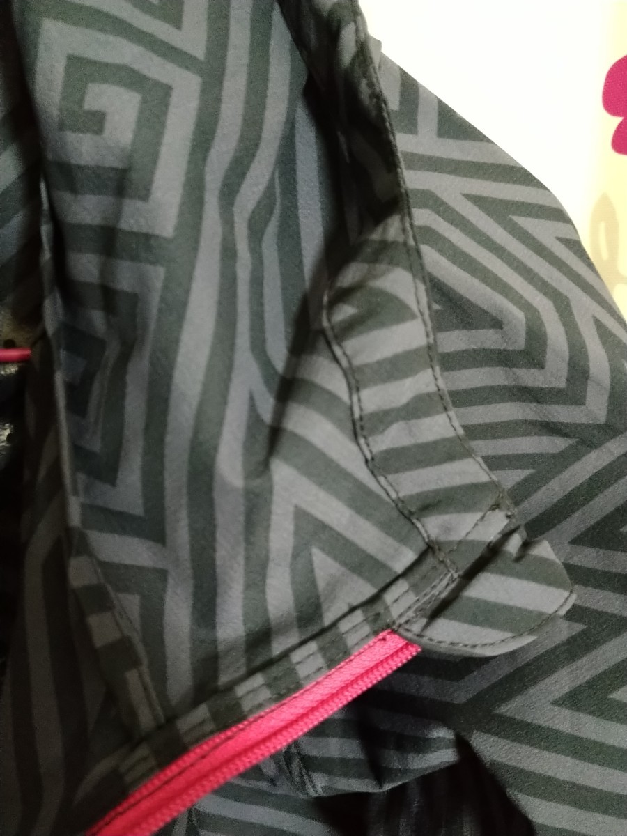 【値下】PUMA　ナイロンパーカー　ジャケット　プーマ　幾何学模様　ランニング