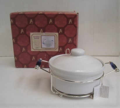 17N7.21-3 未使用 QUEEN ANNE 陶器の両手鍋 白 イギリス製 蓋置付き BLUE HOLES