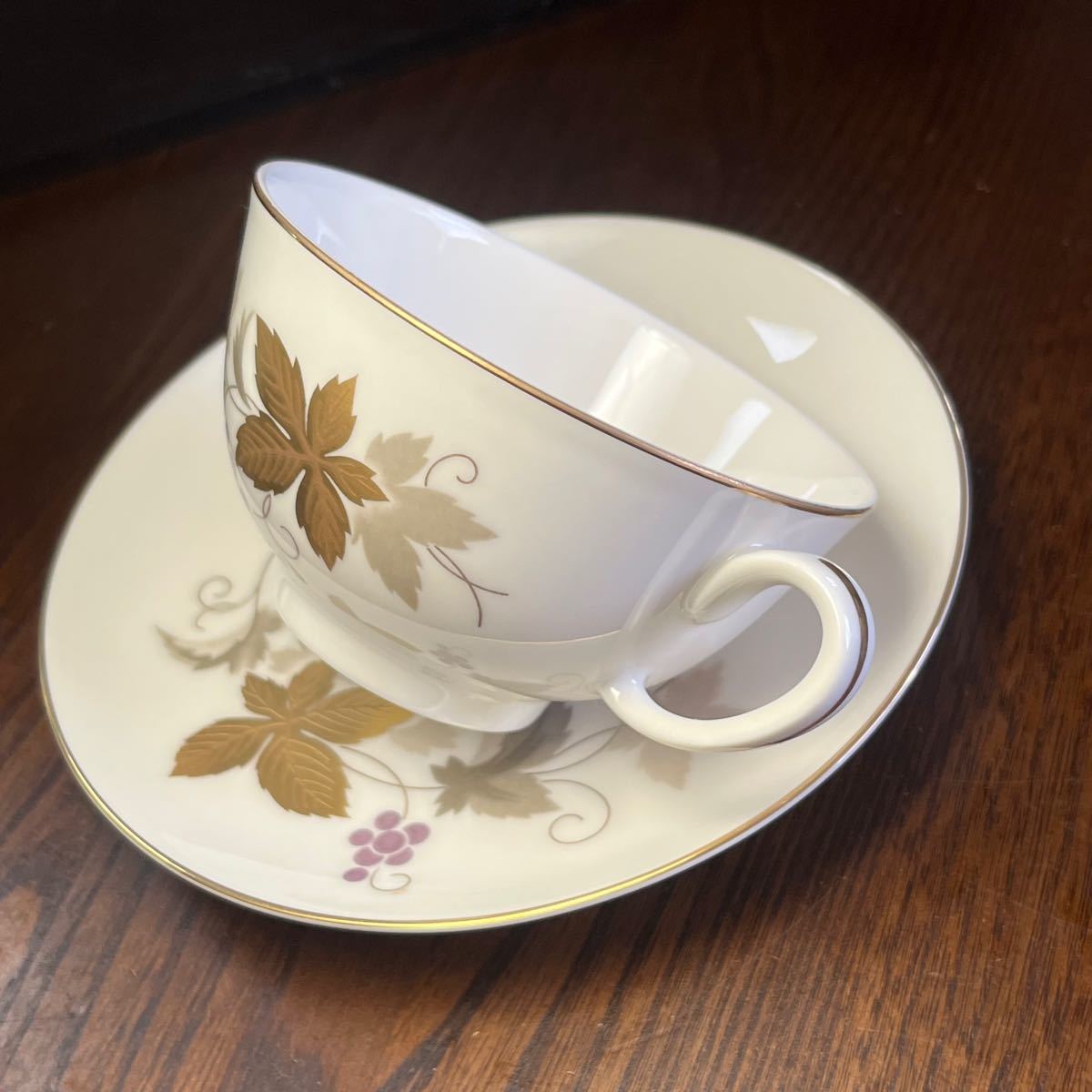 ノリタケ カップソーサー 金蝕葡萄柄 昭和レトロ アイボリー ノリタケ カップソーサー 金蝕葡萄柄 昭和レトロ アイボリー