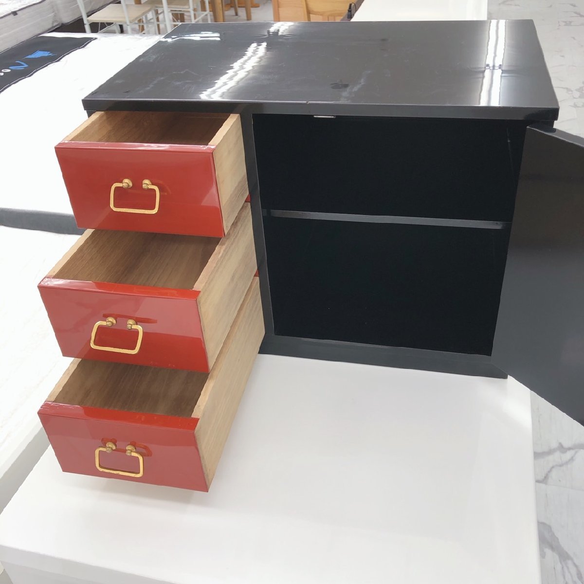 紫檀タンス 桐タンス 漆塗り 府中家具 販売のものです インテリア