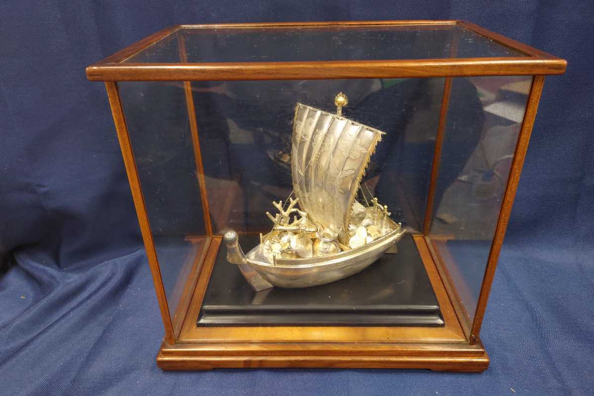 銀製　宝船　ガラスケース付き　宝船高さ20cm×長さ20cm×幅13cm位　重量約640g