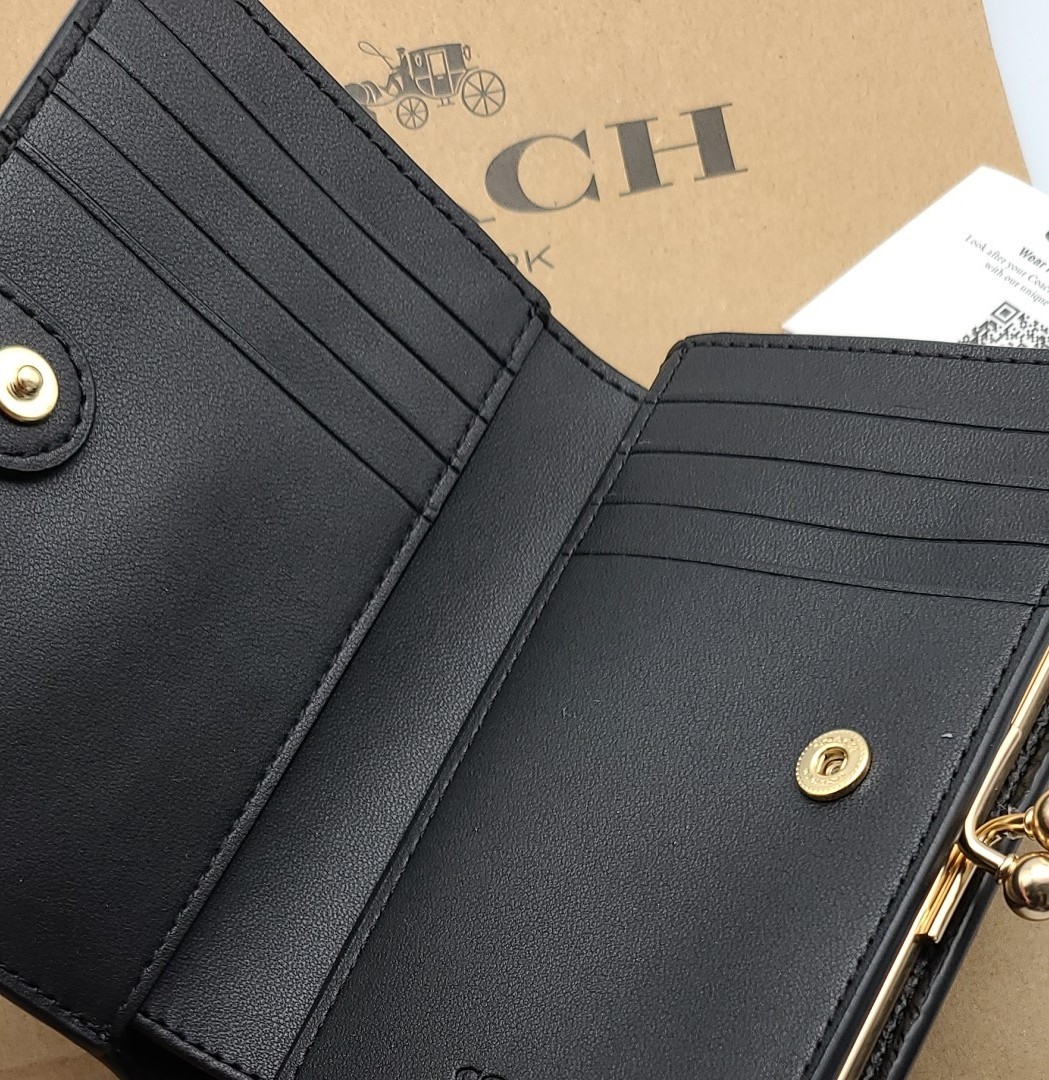 PayPayフリマ|最新作 新品 COACH 折り財布 キスロック ミディアム