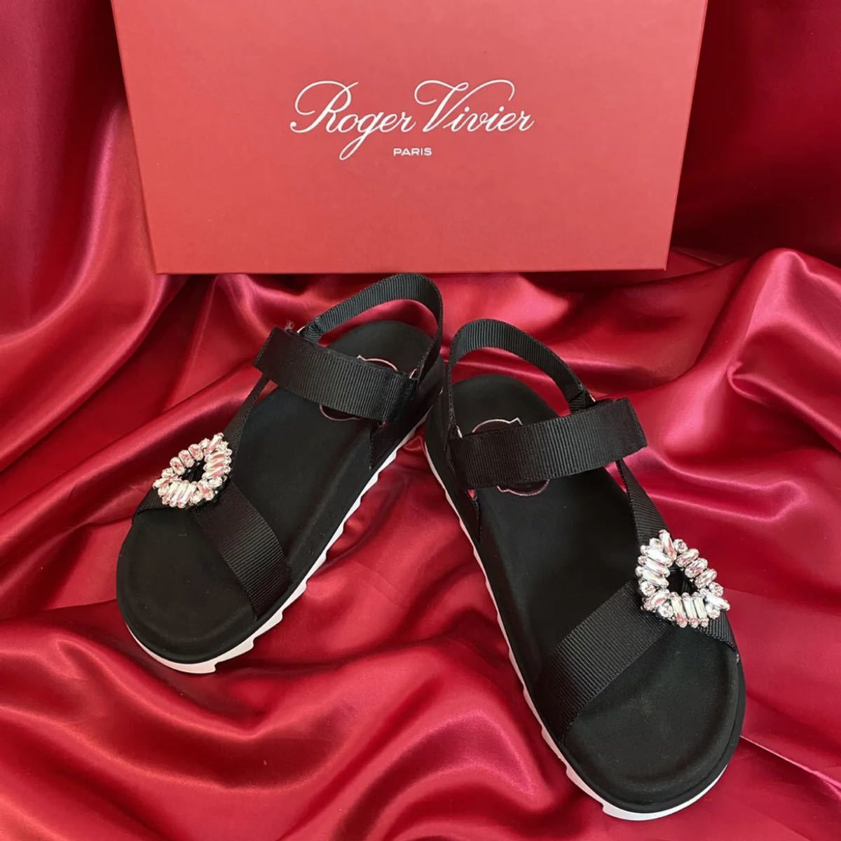 コレクション新作が登場 限定モデル【Roger Vivier】グルカサンダル