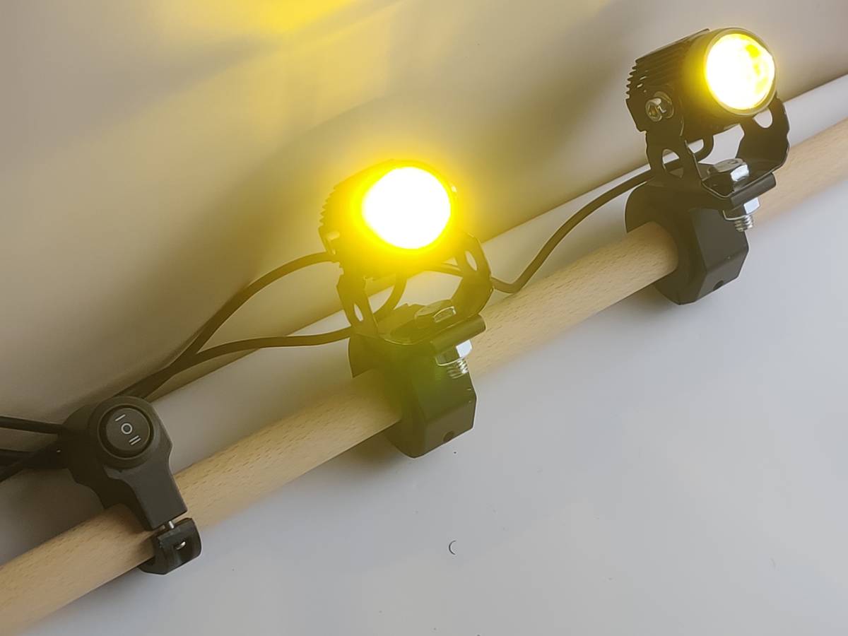 送料無料 汎用灯 LEDフォグランプ 2個 取り付けステーネジ 2式 コントロールスイッチ付き 1 ホワイト イエロー切替 LEDバイクヘッドライト  【同梱不可】