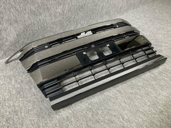 新車外し/美品 ノア MZRA90W 純正 フロントグリル センサー穴/カメラ穴 53101-V1020 53125-V1020 53126-V1020 クロームメッキ 管理13421の画像5