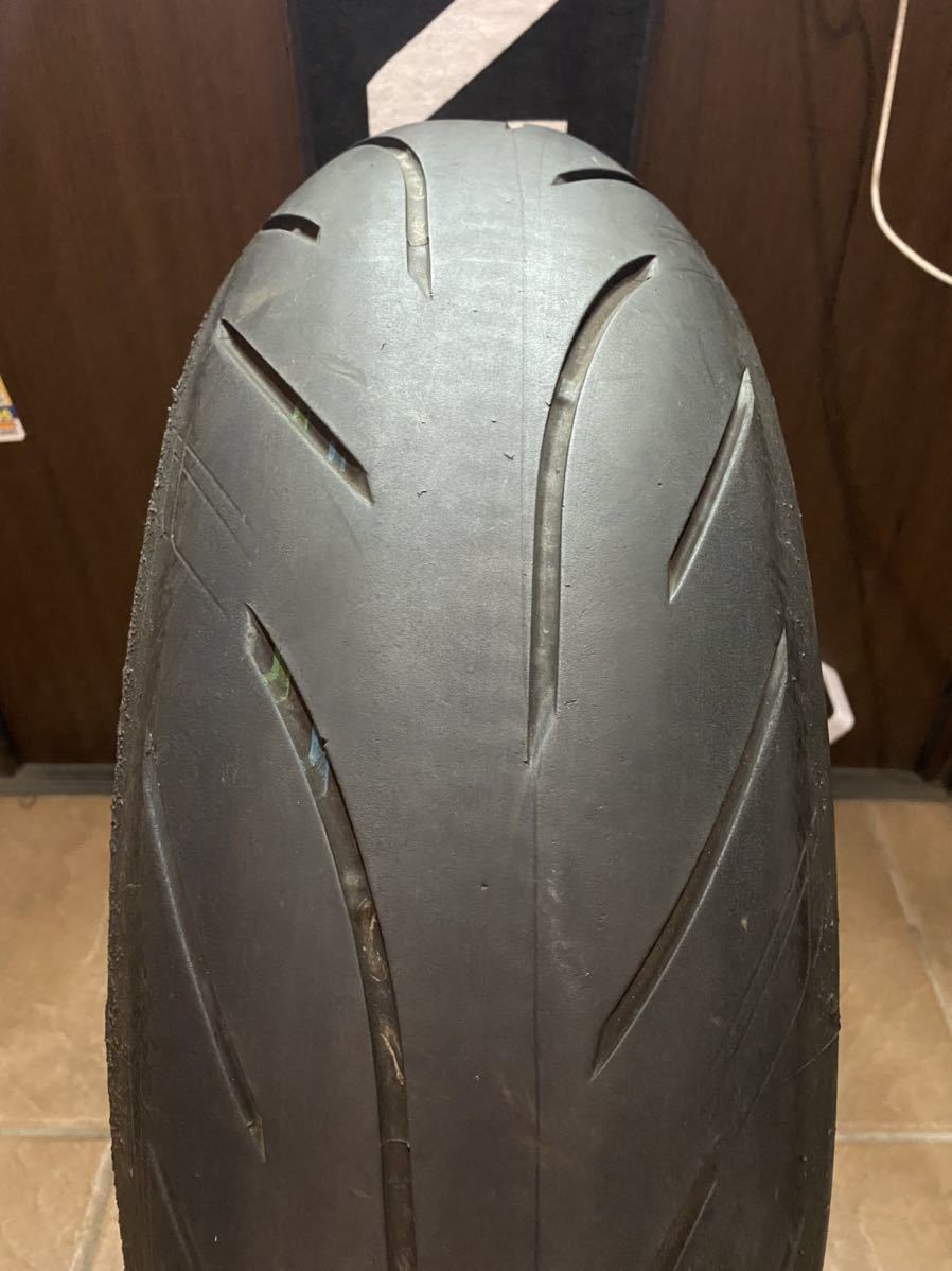 中古MCタイヤ BRIDGESTONE BATTLAX S21 180/55ZR17 バトラックス ハイパースポーツ ブリヂストン 180 55 17 0318 K2346_画像1