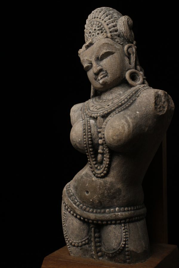LIG】時代仏教美術 古代インド 砂岩石仏像 女神像 33㎝ 2.7kg