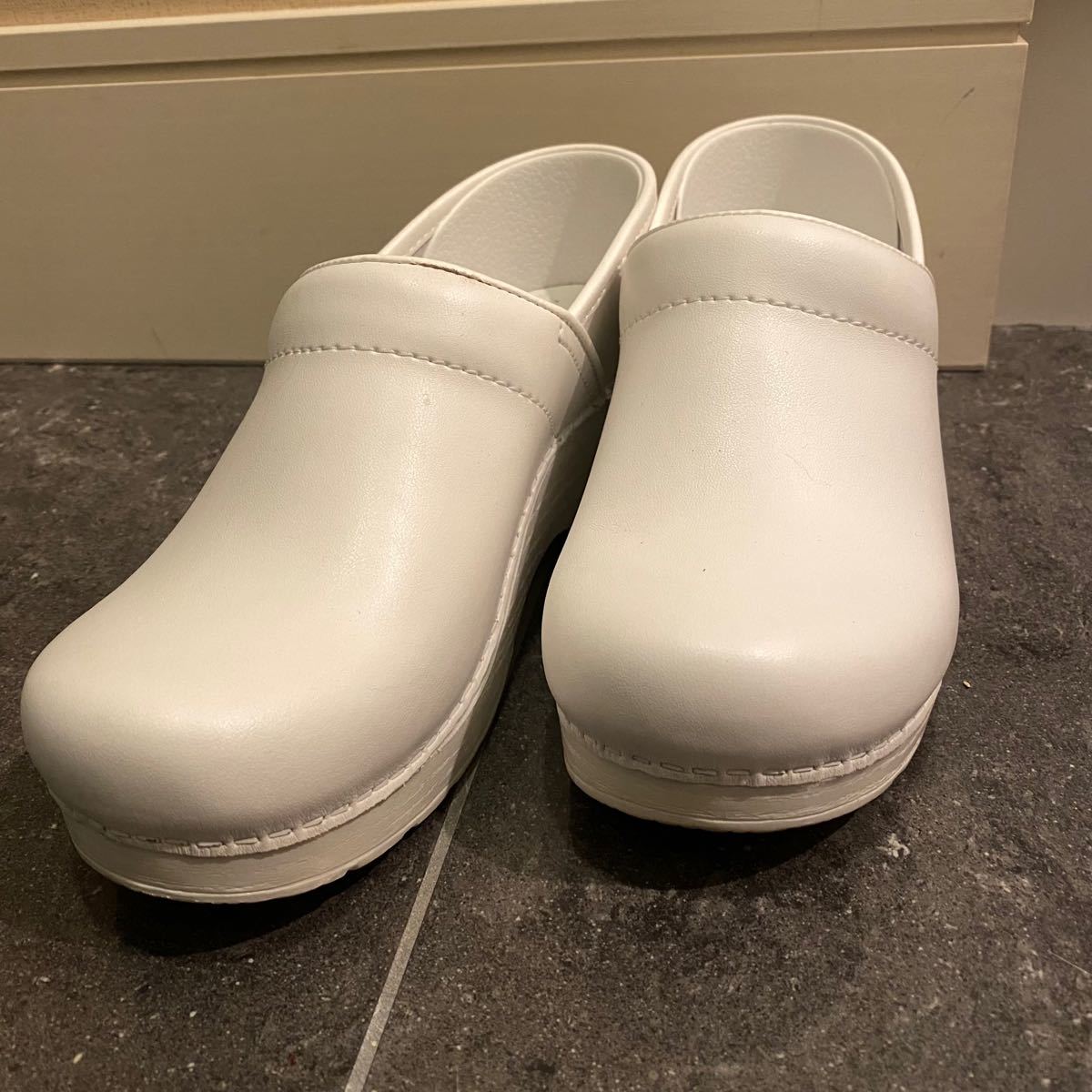 ダンスコ dansko プロフェッショナル 38 白 美品 1度着用のみ ダンスコ dansko プロフェッショナル 38 白 美品 1度着用のみ