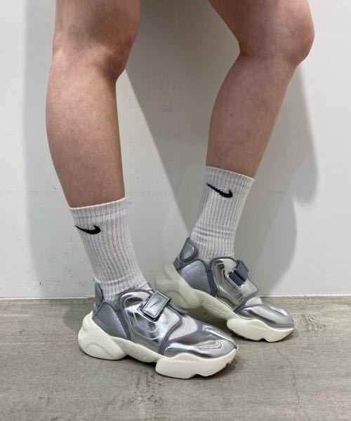 W NIKE AQUA RIFT CW5875-001/22.5cm メタリック素材でクラシックな