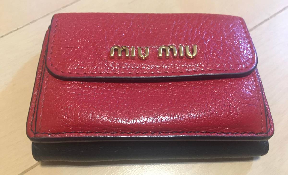 超美品 ミュウミュウ正規品 MIUMIUロゴ金具 マドラスレザー 三つ折り