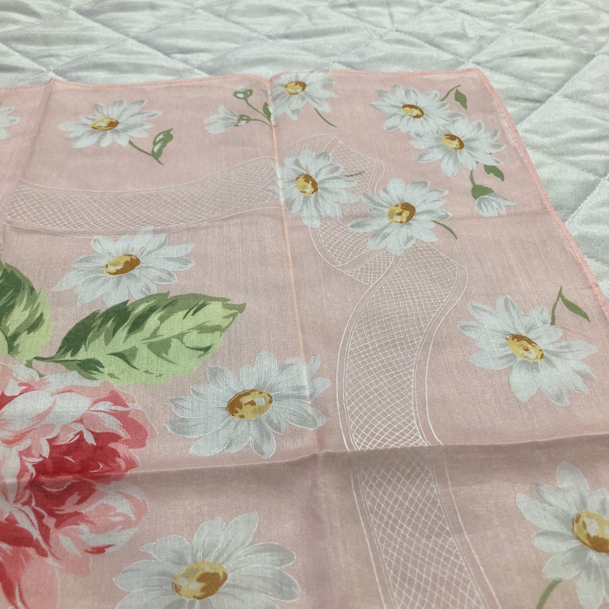 新品 ハナエ モリ ピンク系 レディースハンカチーフ 周りに白い花 真ん中に大きな花 約45cm 国内正規品 レディースハンカチーフ 新品 ハナエ モリ ピンク系 レディースハンカチーフ 周りに白い花 真ん中に大きな花 約45cm 国内正規品 レディースハンカチーフ