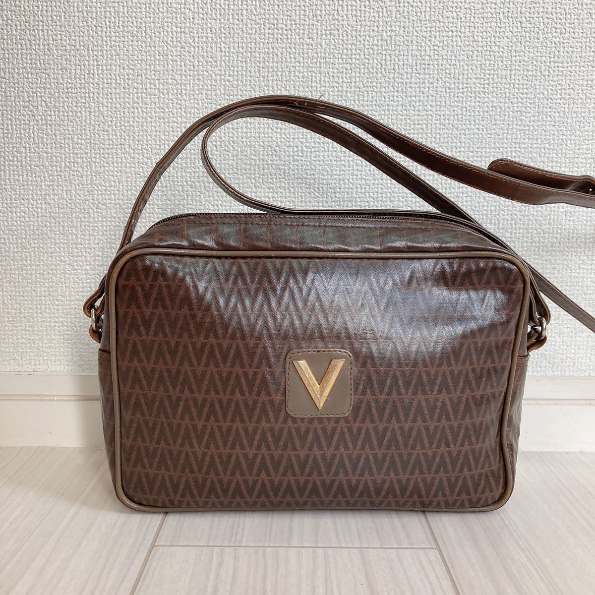 【送料関税込】Valentino Garavani - ショルダーバッグ 茶 Valentino バレンティノ メンズ レディース 斜め掛け 肩掛け
