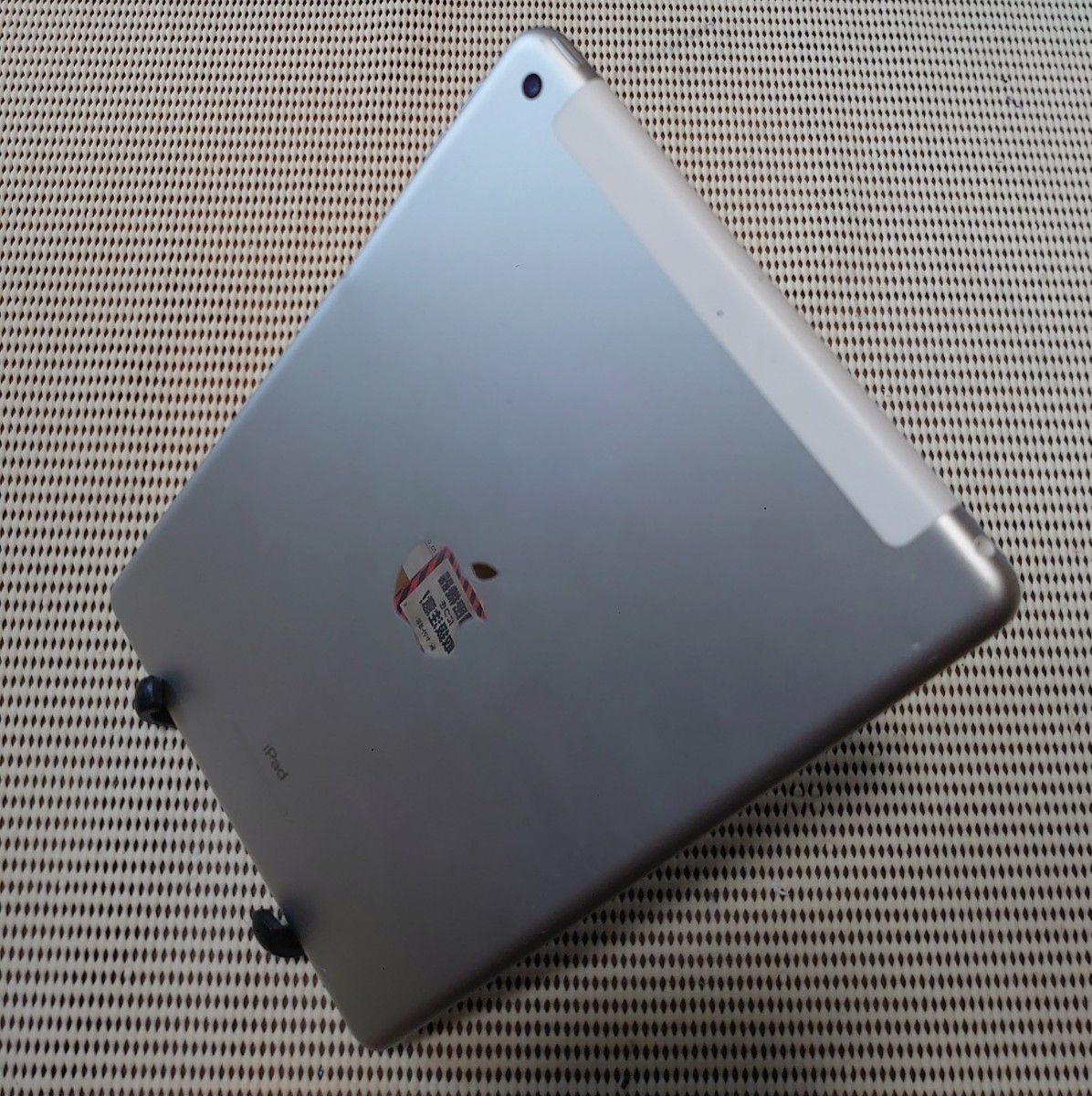 完動品SIMフリーiPad第5世代(A1823)本体32GBシルバーDOCOMO
