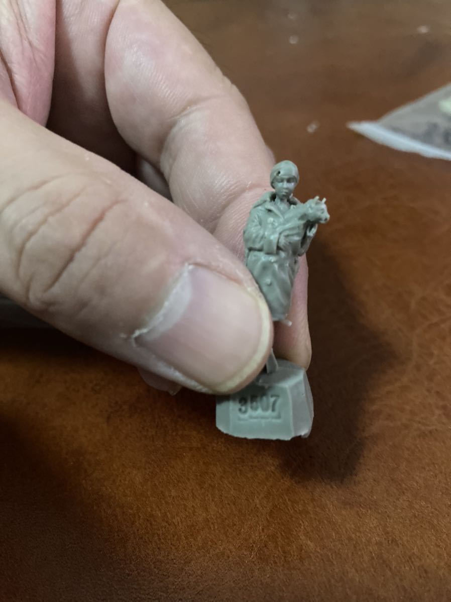 1/35 собака . девочка фигурка галет ki resin пластиковая модель гараж комплект .. geo лама не собран не использовался 