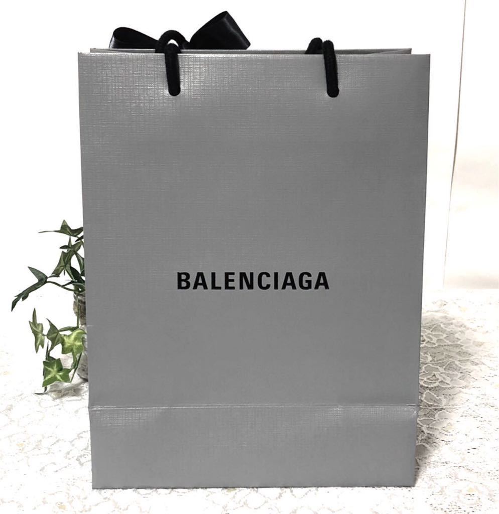 PayPayフリマ｜バレンシアガ 「 BALENCIAGA 」ショッパー ( 704 ) ショップ袋 紙袋 ブランド紙袋 グレー 20×26×10cm  現行 手提げ袋