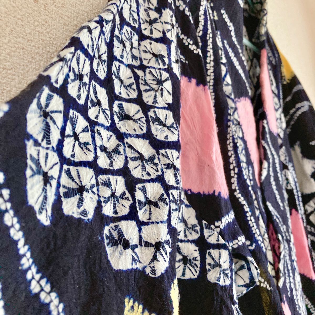 絞りの浴衣 黒 濃紺 黄色 ピンク 藍色 シボあり チューリップ 花柄