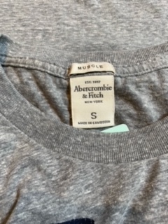 【送料無料】正規品　新品　アバクロンビー＆フィッチ abercrombie＆Fitch　半袖　Tシャツ　S　グレー