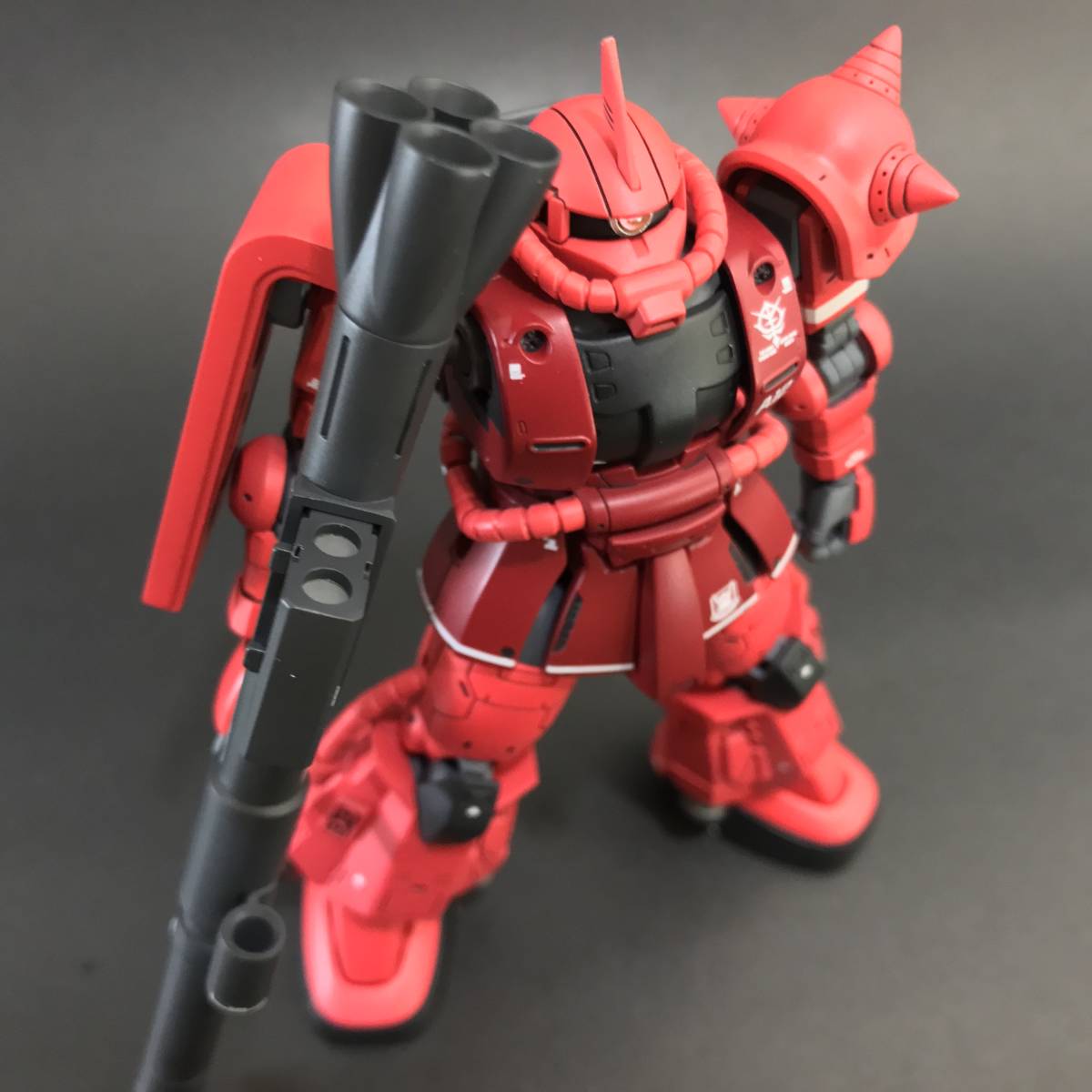 HG 1/144 シャア専用高機動型ザクⅡ MS-06R-1A 塗装済完成品 機動戦士