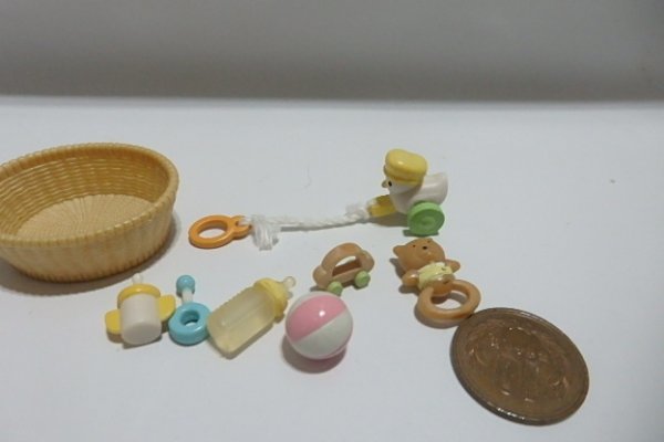 ★M805☆シルバニアファミリー 小物 かご収納 赤ちゃんおもちゃ☆ミニチュア ドールハウスの画像3