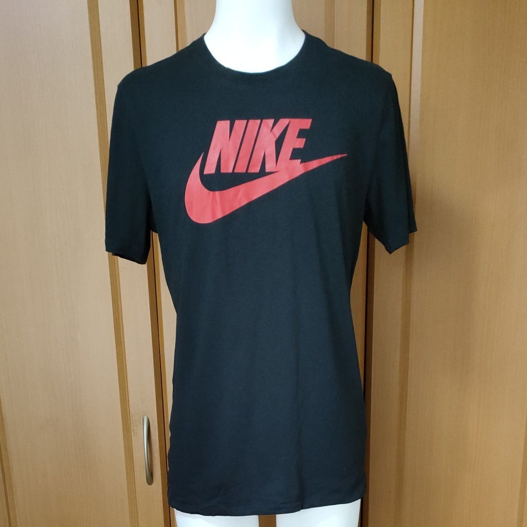 ナイキ半袖TシャツS　黒ボディに映える赤ロゴ NIKE＆スウォッシュプリント　シンプルデザインがいい！コットン100％　