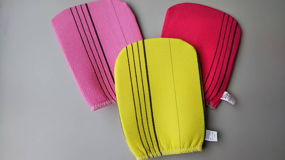韓国　あかすりタオル　手袋型　濃ピンク色♪　垢すり　送料込み！ アカスリ_濃いピンク色の出品です