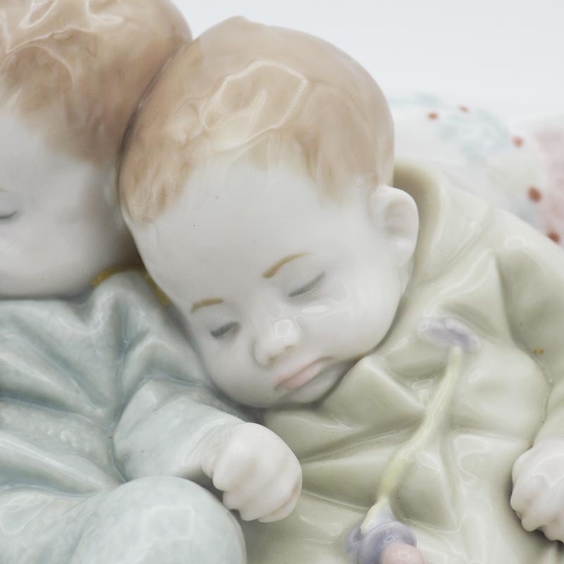 リヤドロ 6179 LLADRO フィギュリン 人形 陶器 スペイン製 赤ちゃん 置物 最も完璧な