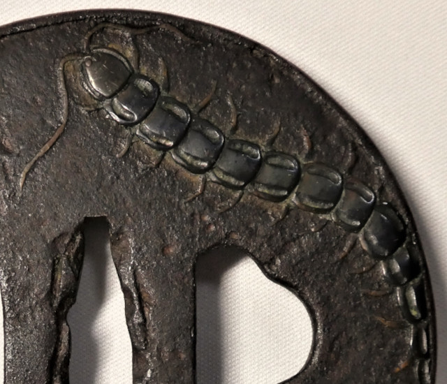 博物館級の名品! 肥後 三角 百足図 鐔 』【 名家蔵出し 博物館級の名品! 肥後 三角 百足図 鐔 』【 名家蔵出し