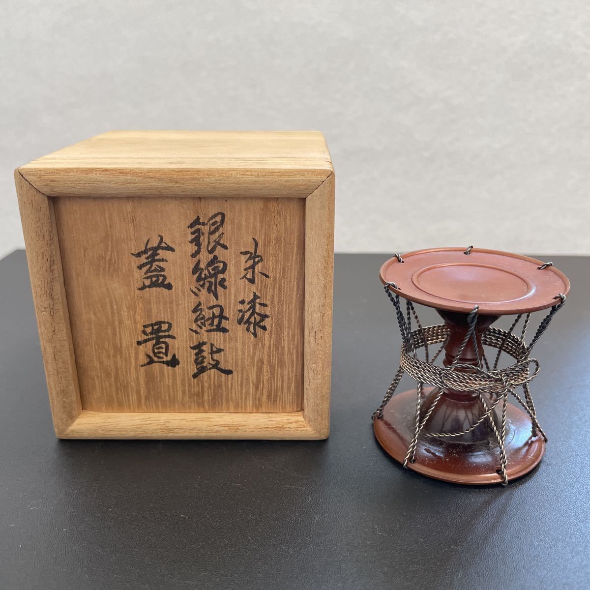 T 茶道具 蓋置 朱漆 銀線紐鼓 蓋置 井波慶州造 径4.5㎝ 高さ4.5