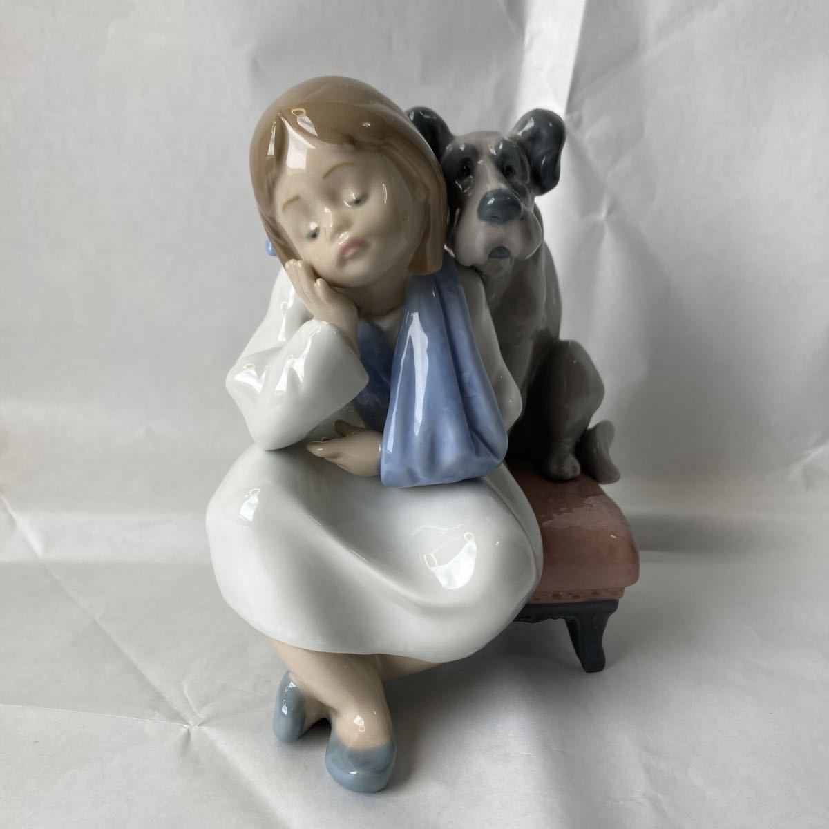 リヤドロ　ＬＬＡＤＲＯの人形　女の子　犬　椅子　１９８９年スタンプ　品番５７０６　１円スタート_画像1