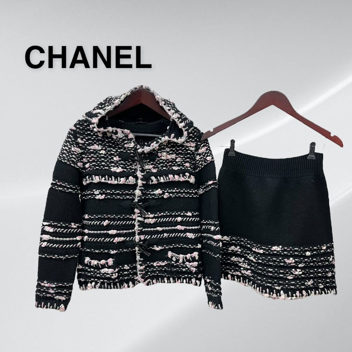 高級 CHANEL シャネル 06A P29655 P29620 カシミヤ ウール混 フード付き ダッフルニットパーカー ニットスカート セットアップ 高級 CHANEL シャネル 06A P29655 P29620 カシミヤ ウール混 フード付き ダッフルニットパーカー ニットスカート セットアップ