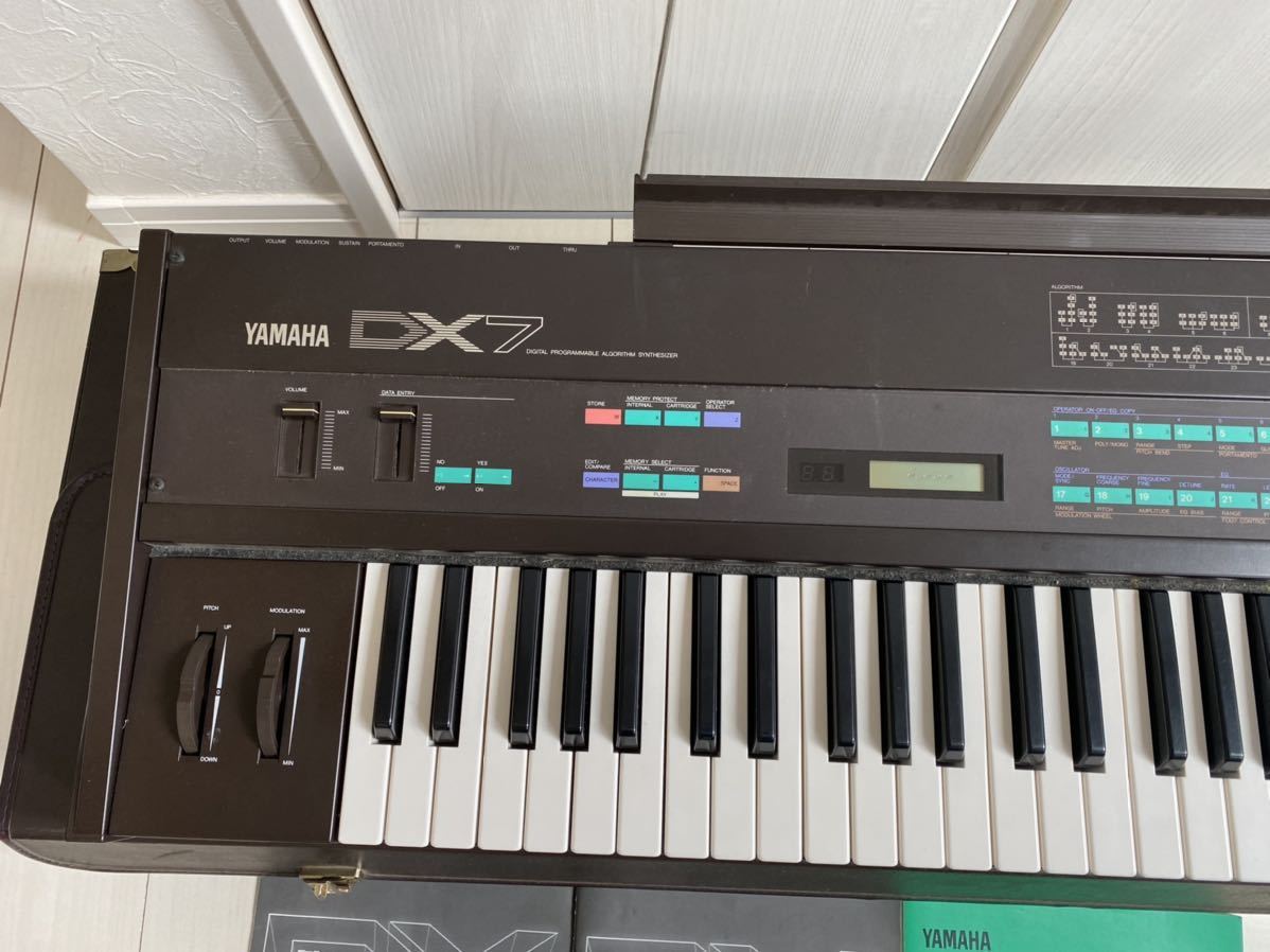 通販半額 YAMAHA DX7 シンセサイザー 専用ハードケース付 ヤマハ キーボード 鍵盤楽器