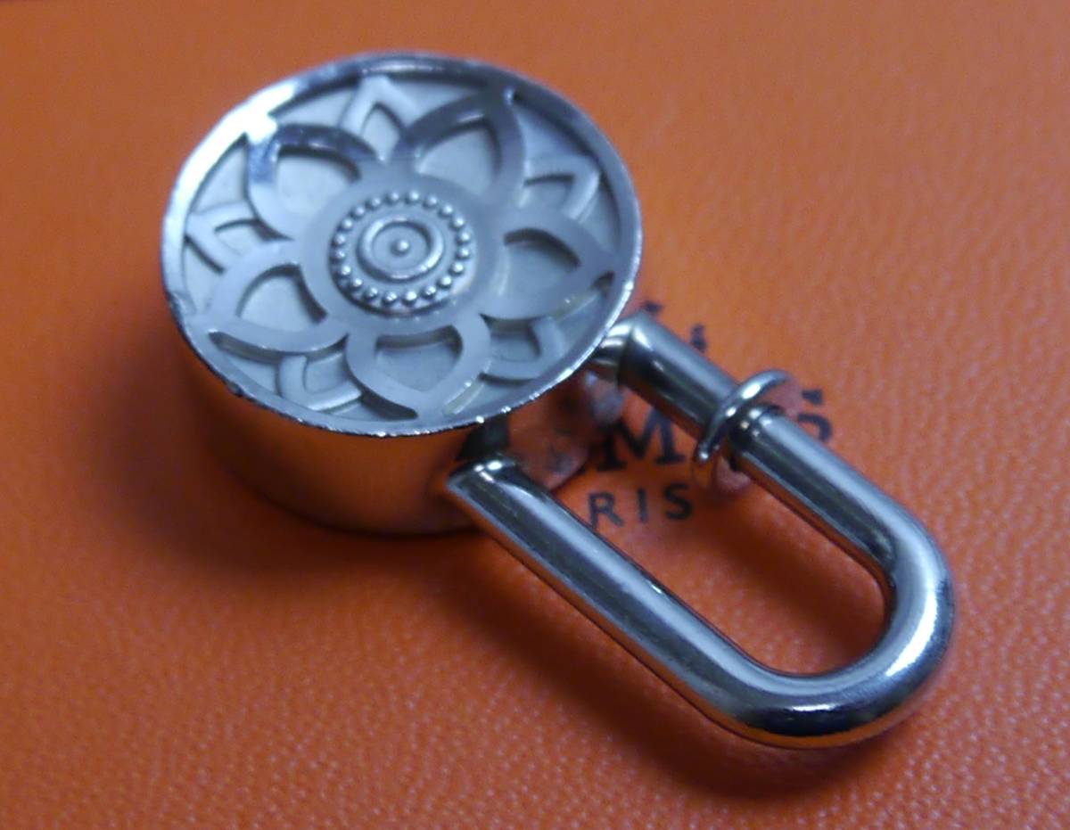 美品 エルメス カデナ チャーム キーホルダー 蓮 花 シルバー