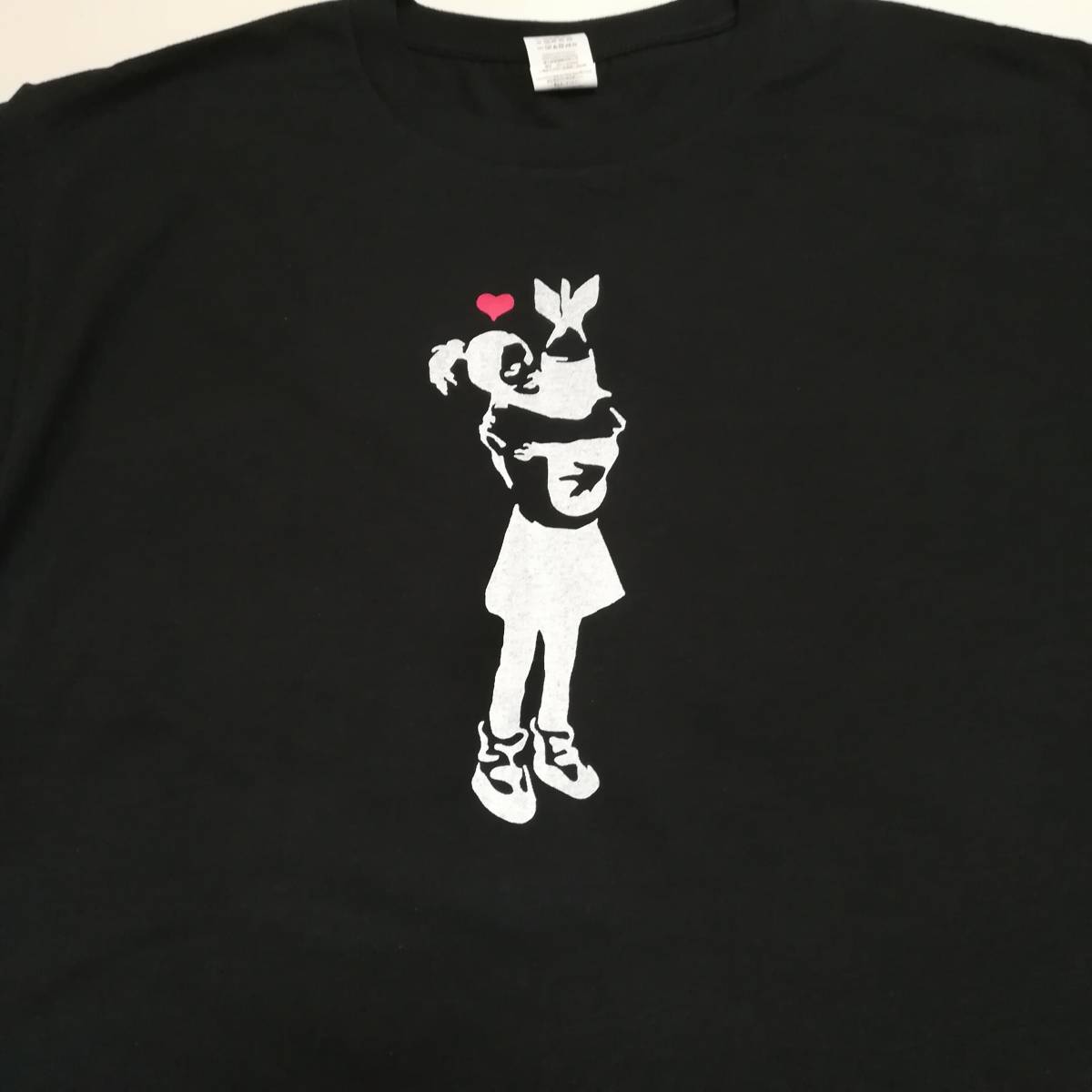 バンクシー・BANKSY・爆弾を抱く少女・プリントTシャツ・黒・XL_画像2