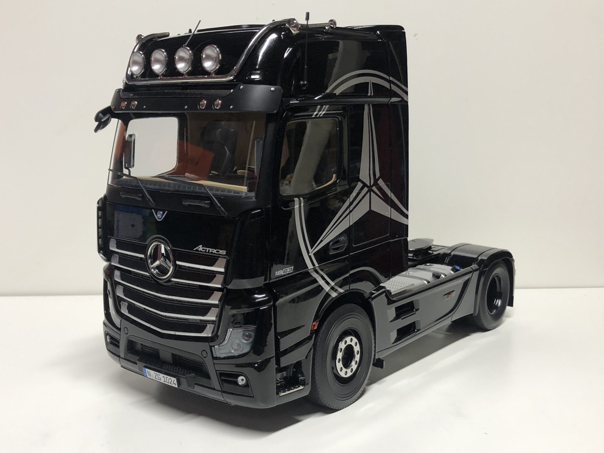 NZG 1/18 Mercedes Benz Actros Gigaspace 4x2 Black with logo メルセデス ベンツ アクトロス トレーラーヘッドの画像1