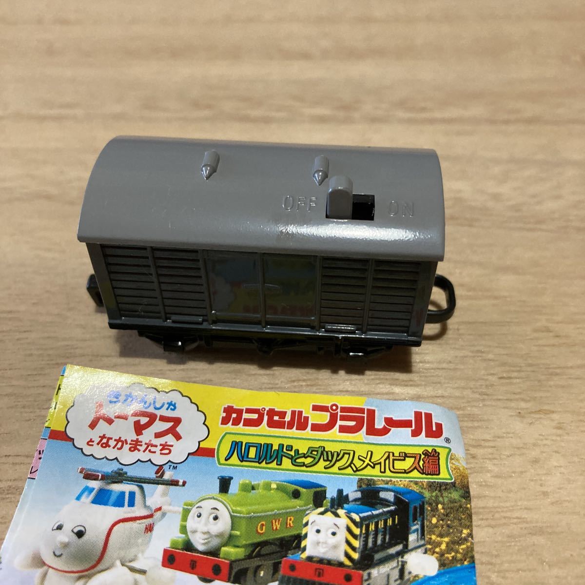 トーマス　カプセルプラレール　ハロルドとダックメイビス編　屋根付貨車　モーター車_画像2