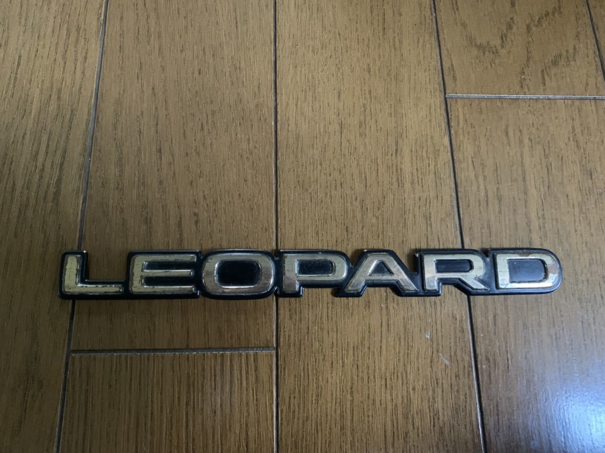 NISSAN LEOPARD日産 F31レパード ゴールド エンブレム_画像1