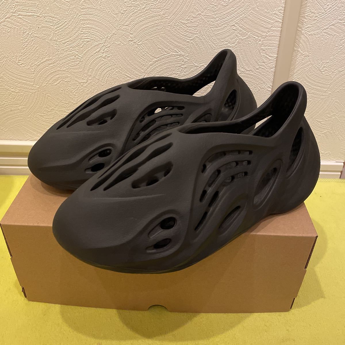定期入れの定期入れのADIDAS YZY FOAM RUNNER Onyx 25.5cm サンダル