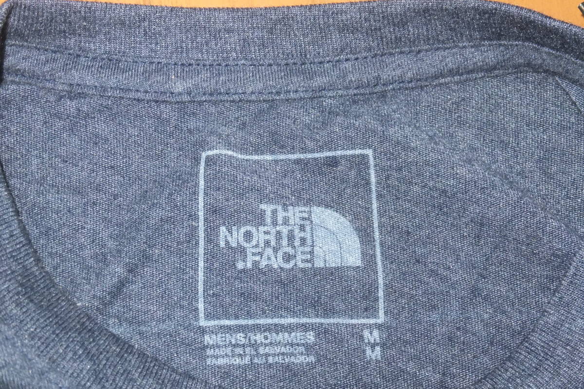 新品 【ノースフェイス 丸首 半袖 Tシャツ M　ネイビー 】　Lサイズの方も着用可能　淡い紺色　THE NORTH FACE　柔らかく伸びる生地_衿の内側のプリント