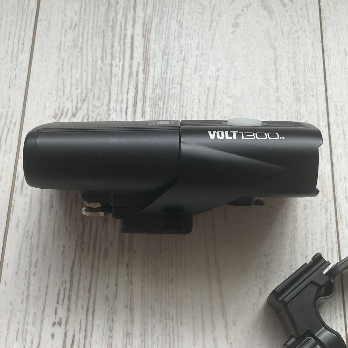 送料無料!キャットアイ(CAT EYE) LEDヘッドライト VOLT1300 HL