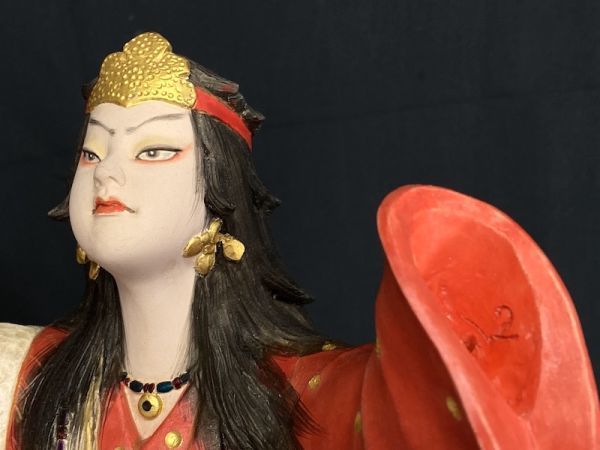 T946】希少品 博多人形 川崎幸子作 【卑弥呼】立札付き 高さ38cm T946】希少品 博多人形 川崎幸子作 【卑弥呼】立札付き 高さ38cm