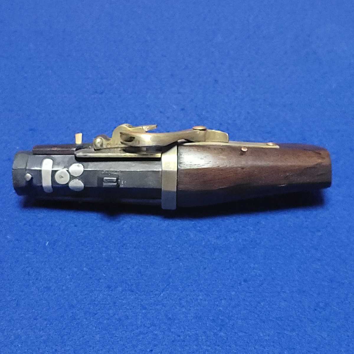 # matchlock # netsuke # disassembly . is possible to do # mechanism . movement. # netsuke, elmet of armor, armour, armor, armor, armour, helmet, old style gun #B746