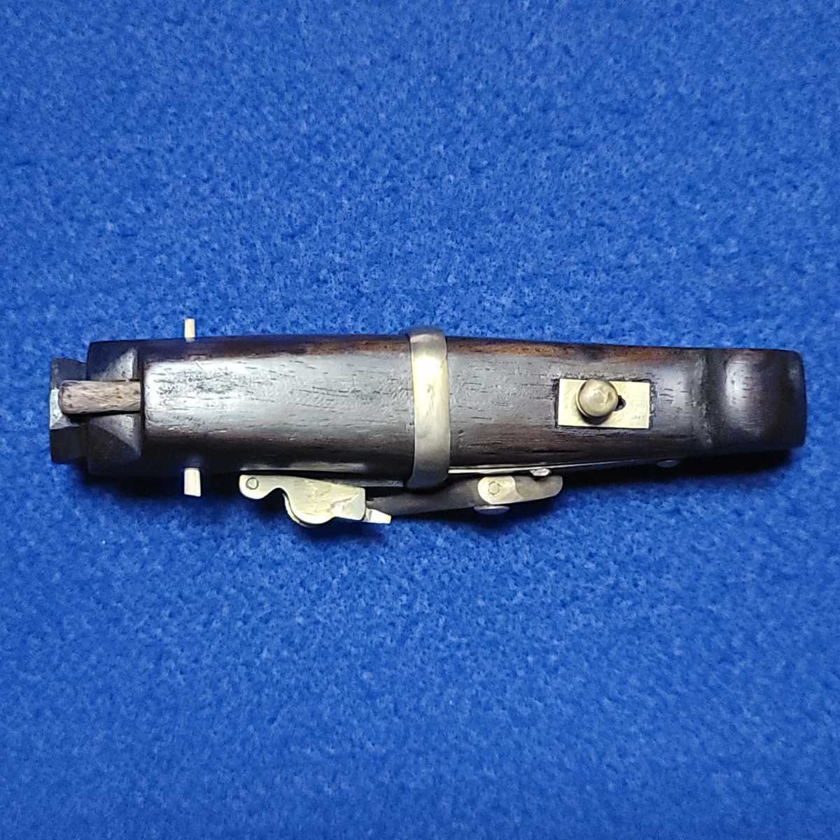 # matchlock # netsuke # disassembly . is possible to do # mechanism . movement. # netsuke, elmet of armor, armour, armor, armor, armour, helmet, old style gun #B746