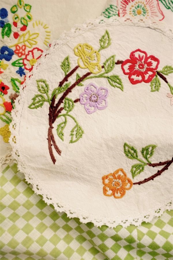27cm フランスアンティーク 手刺繍  廻る花々ととおとぎ話的テーブルセンター コットンリネン 刺繍 麻 ヴィンテージの画像1