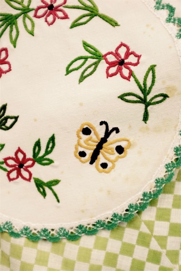 フランスアンティーク 手刺繍 蝶々と巡る花々ととおとぎ話的テーブルセンター 24cm アンティーク コットンリネン 刺繍 麻 ヴィンテージ_画像1