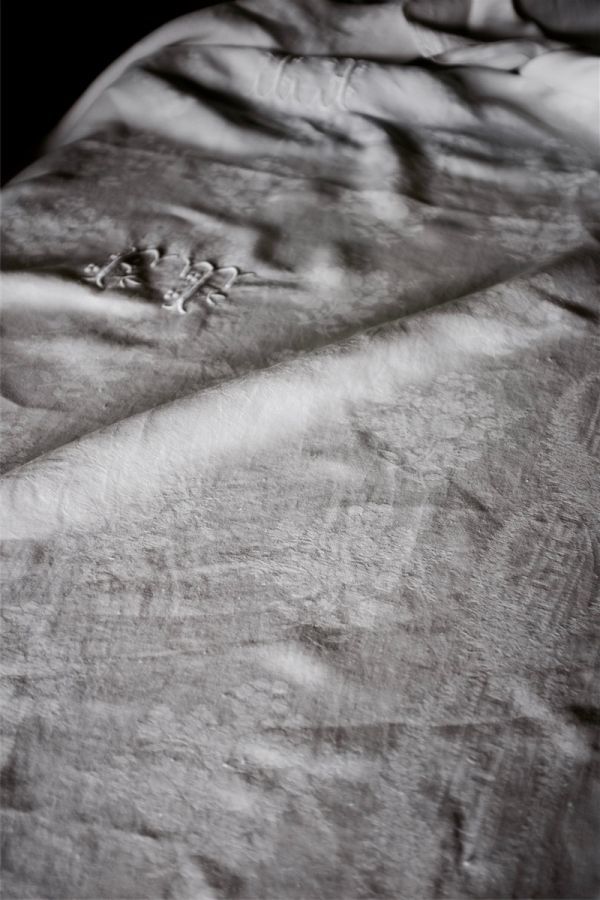 230x155cm フランスアンティーク リネン 手刺繍手縫 二つのモノグラムとエデン的庭園のあるテーブルクロス 麻 カーテン 生地 刺繍 -  www.fontec.co.jp
