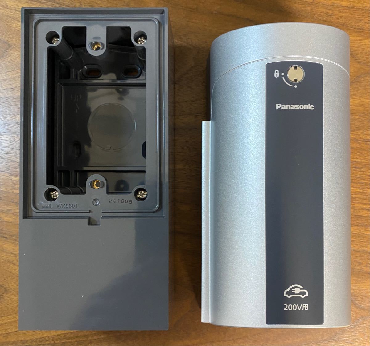 即納】EV PHEV充電カバー付コンセント(シルバー) WK4422S + 露出 即納】EV PHEV充電カバー付コンセント(シルバー) WK4422S + 露出