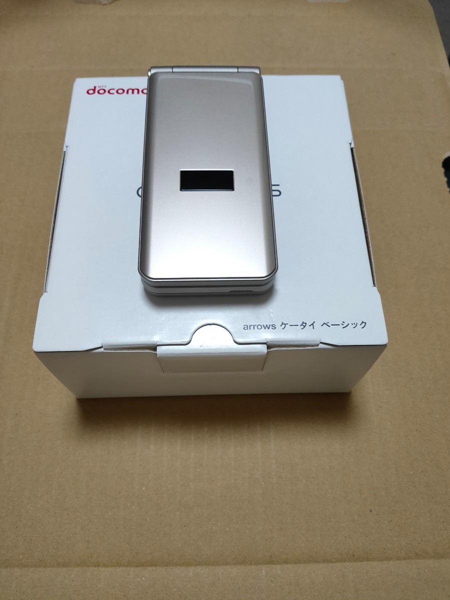 富士通 ARROWSケータイベーシック F-41C docomoドコモ ゴールド
