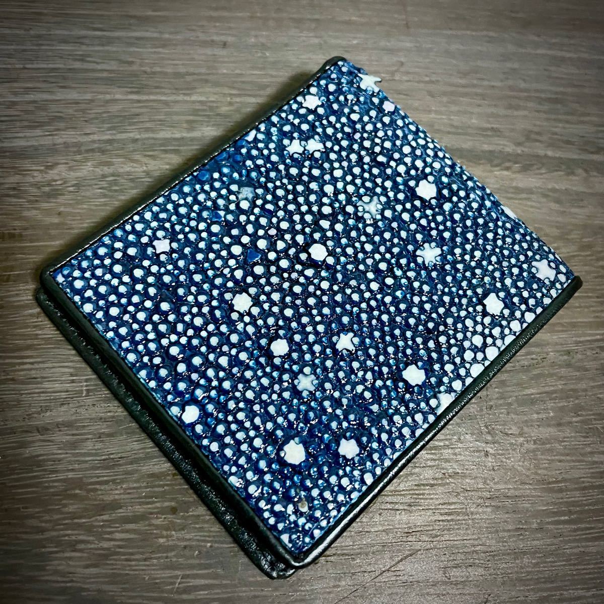 【幻の素材】スタースティングレイ 梅花皮 スティングレイ 折財布 青 財布 ネイビー 内装レッド 二つ折り ガルーシャ 超希少