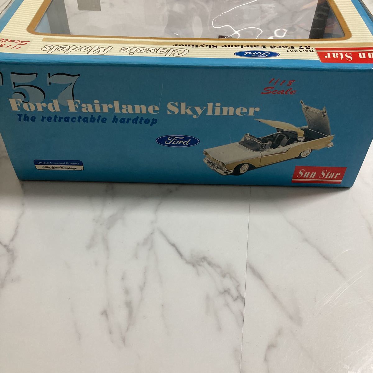 《箱付き》【1/18スケール】'57 Ford Fairlane Skyliner フォード スカイライナー Sun Star ミニカー アメ車 模型 コレクション放出_画像4