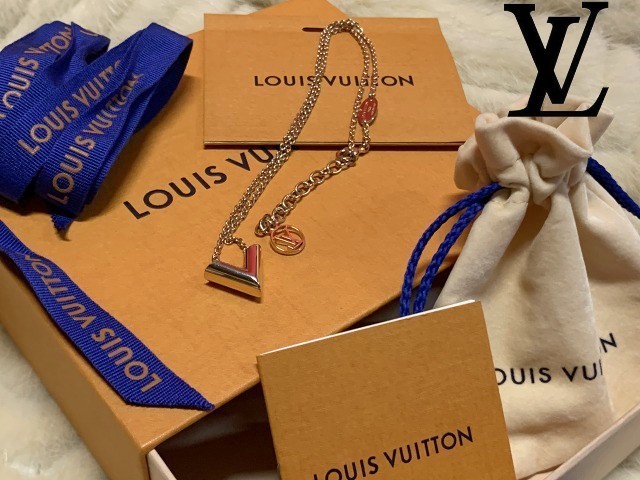 ◇「V」のシグネチャー【LOUIS VUITTON (ルイ・ヴィトン)「ネックレス